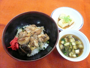 6月3日　焼き鳥丼.JPG