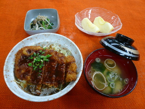 11月30日　ソースかつ丼2.JPG