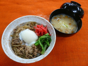 2月18日　牛すき丼.JPG